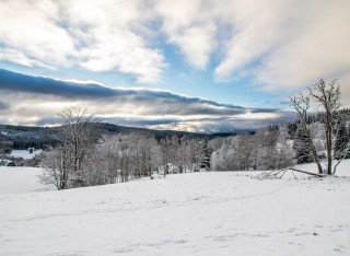 Zima v Jizerskch horch: lye, kil a nafukovac due